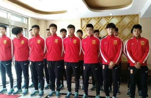 众所周知，郑秀文因出演《长恨歌》入戏过深，一度患上严重的忧郁症，而关锦鹏导演也一直关心着郑秀文的状态，在筹备《八个女人一台戏》时，郑秀文就是导演心目中;秀灵这一角色独一无二的最佳人选